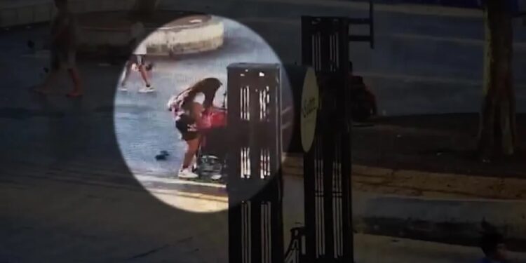 Abandonaron a una bebé de 7 meses en una plaza 