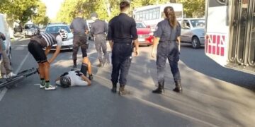 San Juan: Abrieron la puerta de un auto, un ciclista se la “comió” y quedó herido