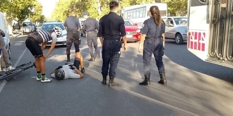 San Juan: Abrieron la puerta de un auto, un ciclista se la “comió” y quedó herido