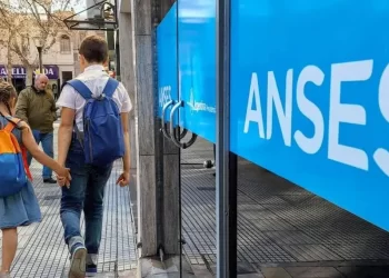 ANSES confirmó un IMPORTANTE AUMENTO para AUH y AUE: ¿Cuándo se cobra?