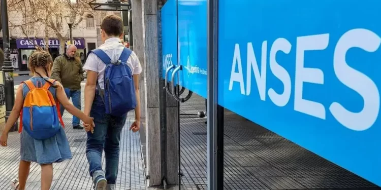 ANSES confirmó un IMPORTANTE AUMENTO para AUH y AUE: ¿Cuándo se cobra?