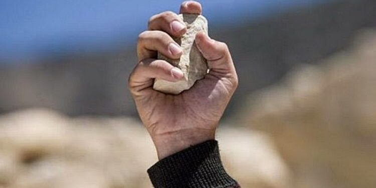 Iba en su auto, le tiraron piedras, le rompieron el parabrisas y casi se da vuelta