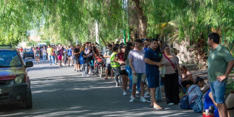 Más de 2000 sanjuaninos hicieron fila en Rivadavia para acceder a capacitaciones gratuitas