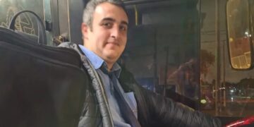 Una pareja se olvidó una mochila llena de dólares en un colectivo y el chofer tuvo un gesto sorprendente