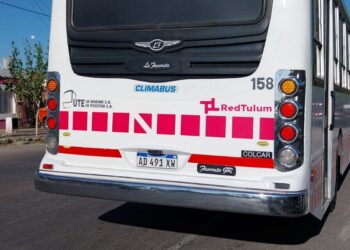 Motociclista terminó internado tras chocar con colectivo en 25 de Mayo