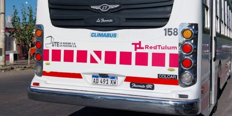 Motociclista terminó internado tras chocar con colectivo en 25 de Mayo