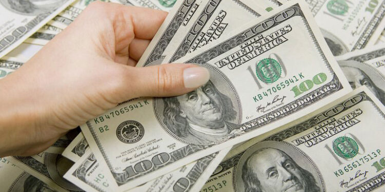 El dólar blue se negocia en $1.035 tras la fuerte baja de las tasas dispuesta por el Central