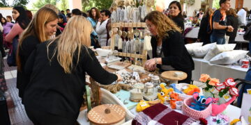 Organizan una multitudinaria feria de artesanos en el Centrro Cívico