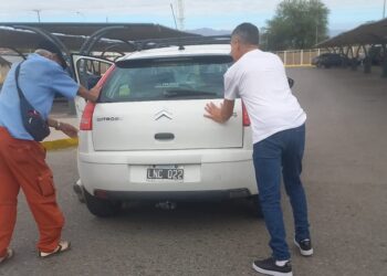 Empujando el auto de un anciano: se viraliza el gesto de ex candidato a Vicegobernador