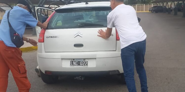 Empujando el auto de un anciano: se viraliza el gesto de ex candidato a Vicegobernador