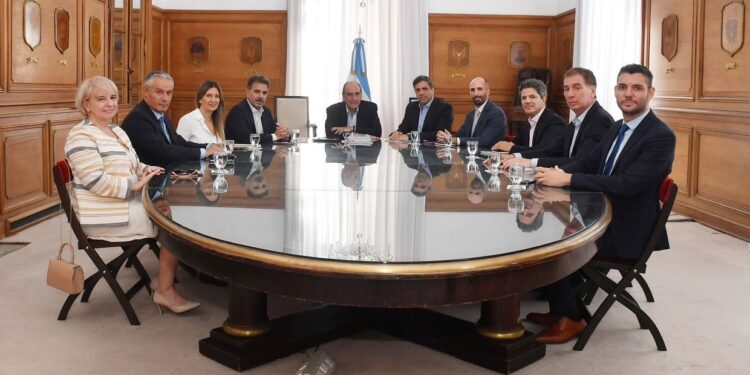 Tras el revés en el Senado por el DNU, el Gobierno ya negocia con opositores cercanos la ley ómnibus: reclamos por jubilaciones, Ganancias y reforma laboral