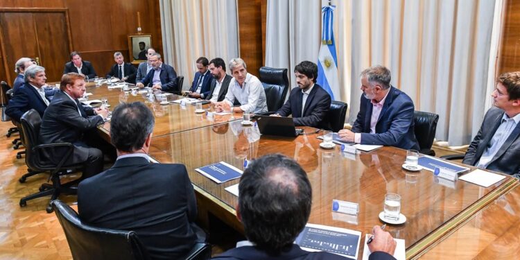 Luis Caputo se reunió con empresas de consumo masivo