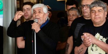 Hugo Moyano denuncia que YPF dejaría sin empleo a 2.000 camioneros