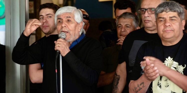 Hugo Moyano denuncia que YPF dejaría sin empleo a 2.000 camioneros