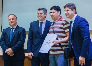 Orrego entregó 224 escrituras a vecinos de Santa Lucía, Chimbas y Rawson