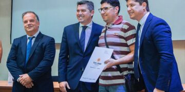 Orrego entregó 224 escrituras a vecinos de Santa Lucía, Chimbas y Rawson