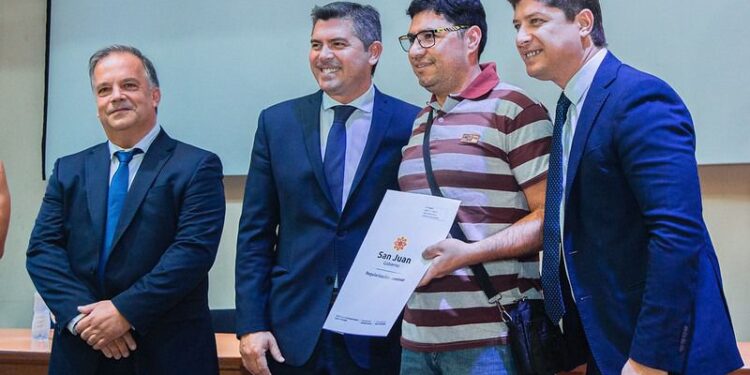 Orrego entregó 224 escrituras a vecinos de Santa Lucía, Chimbas y Rawson