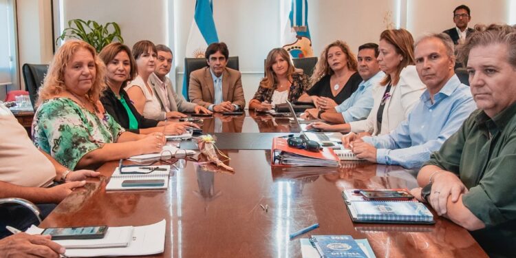 Tras el rechazo de docentes, Gobierno propuso 17% de aumento más un bono de $35 mil