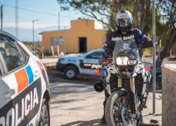 Detuvieron a dos sanjuaninos con droga y un arma cargada