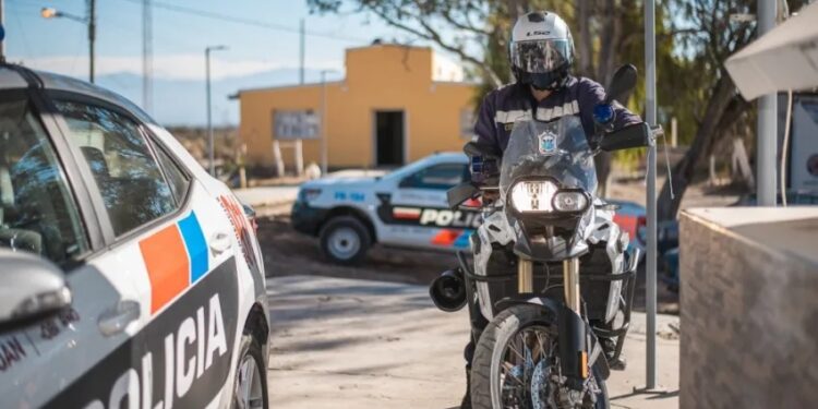 Detuvieron a dos sanjuaninos con droga y un arma cargada