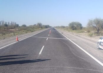 Ruta 20: Camioneta pasó por encima a un hombre que dormía en la calzada y se fugó