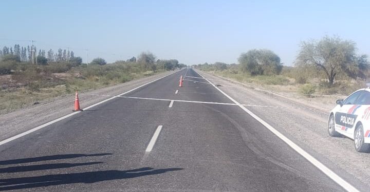 Ruta 20: Camioneta pasó por encima a un hombre que dormía en la calzada y se fugó