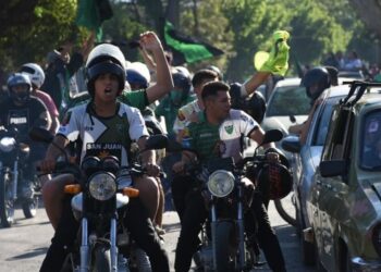Cientos de verdinegros salieron en caravana a San Luis a vibrar el clásico ante Godoy Cruz