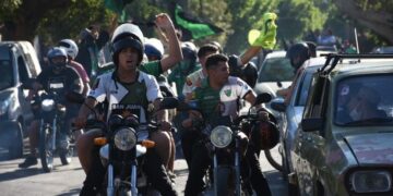 Cientos de verdinegros salieron en caravana a San Luis a vibrar el clásico ante Godoy Cruz