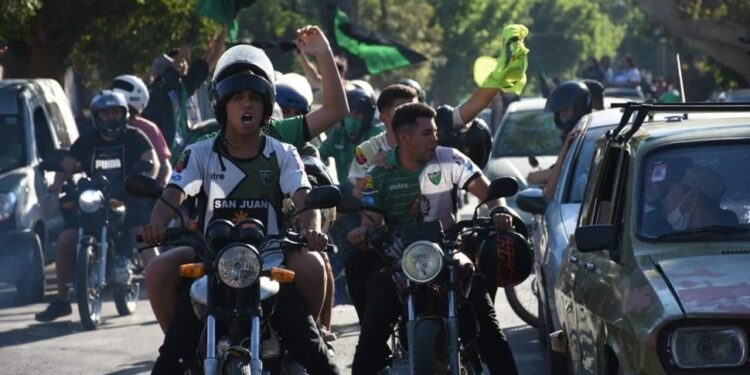 Cientos de verdinegros salieron en caravana a San Luis a vibrar el clásico ante Godoy Cruz