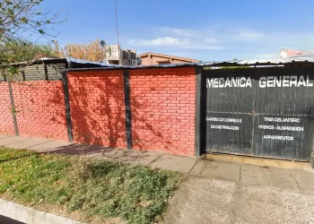 Arreglaba el auto, se le cayó encima, su cuerpo no soportó y murió a plastado