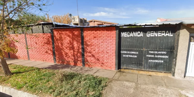 Arreglaba el auto, se le cayó encima, su cuerpo no soportó y murió a plastado