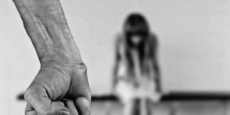 Comieron un asado, se fueron a dormir la siesta juntos y él la despertó a golpes hasta sangrar