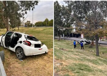 Un auto volcó en la Circunvalación y terminó en el parquizado: “Destruido”