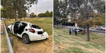 Un auto volcó en la Circunvalación y terminó en el parquizado: “Destruido”