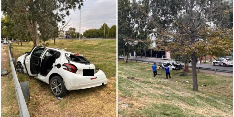 Un auto volcó en la Circunvalación y terminó en el parquizado: “Destruido”