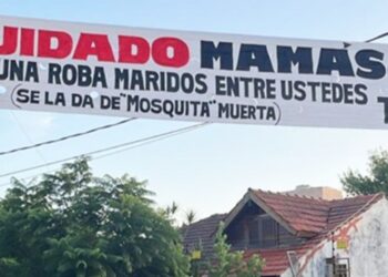 “Cuidado, hay una roba maridos”, el curioso pasacalles cerca de un colegio