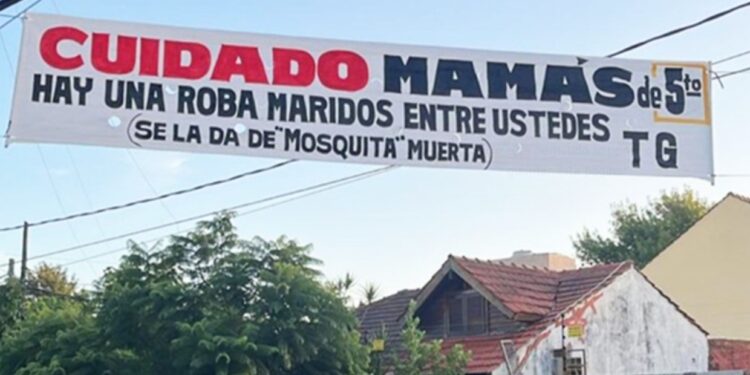 “Cuidado, hay una roba maridos”, el curioso pasacalles cerca de un colegio