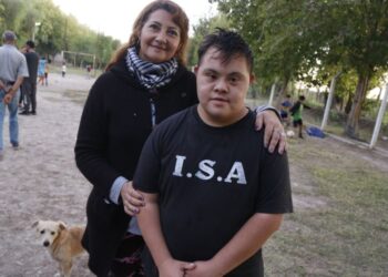Nicolás, el caucetero que juega al fútbol en la Escuelita Raúl Gómez: “Es un hermano para los chicos”