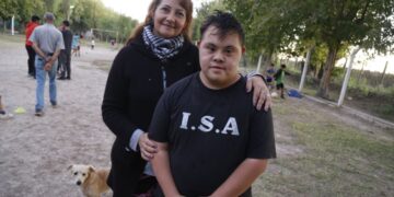 Nicolás, el caucetero que juega al fútbol en la Escuelita Raúl Gómez: “Es un hermano para los chicos”