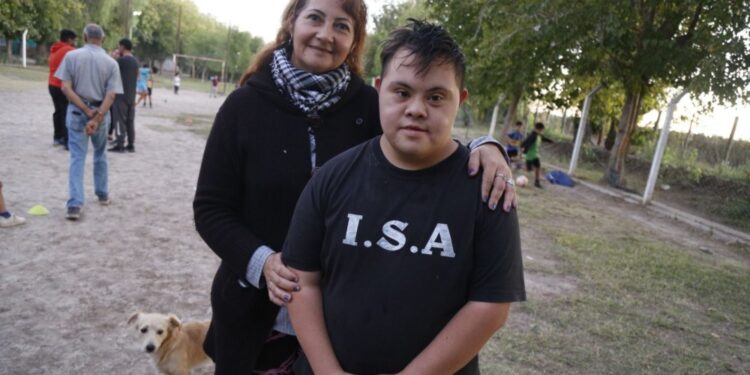 Nicolás, el caucetero que juega al fútbol en la Escuelita Raúl Gómez: “Es un hermano para los chicos”