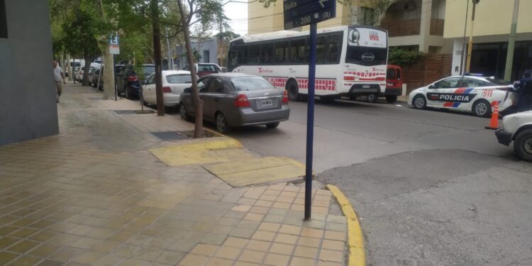 Un colectivo de la Red Tulum y una camioneta chocaron: Hay una menor herida