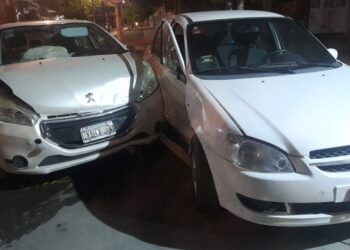 Una mujer hospitalizada y dos autos en la vereda tras violenta colisión en Capital