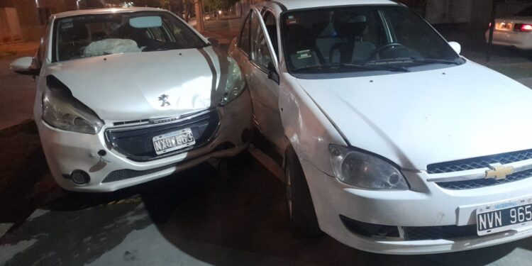 Una mujer hospitalizada y dos autos en la vereda tras violenta colisión en Capital