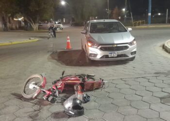 Cruzaba la rotonda cuando fue embestido por un auto en Albardón