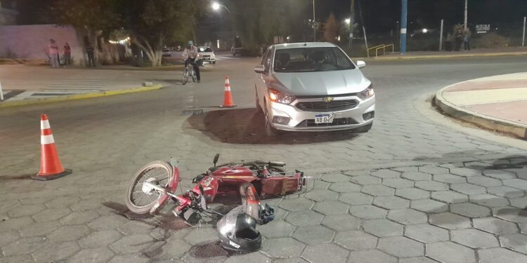 Cruzaba la rotonda cuando fue embestido por un auto en Albardón