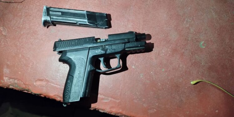 Bicipolicías secuestran un arma de fuego y drogas en la Plaza Hipólito Yrigoyen