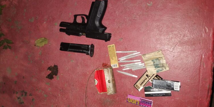 Bicipolicías secuestran un arma de fuego y drogas en la Plaza Hipólito Yrigoyen