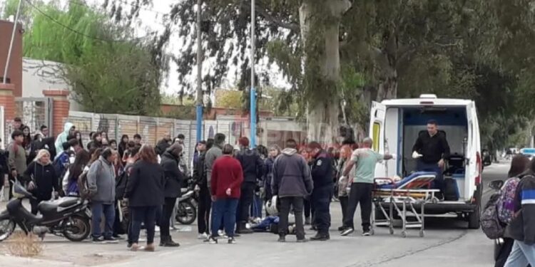 Embistieron a una alumna en la puerta de un colegio de San Juan