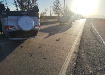 Se salvan de milagro tras violento vuelco en la Avenida Ignacio de la Roza