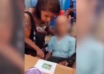 Video: una mujer llevó un cadáver a un banco para sacar un préstamo